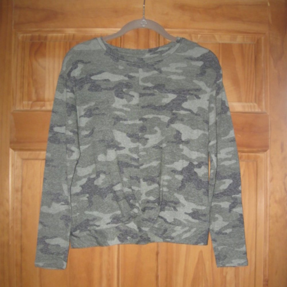 5/$30 Girls Gap Kids Long Sleeve Green Camo Shirt